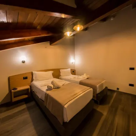 Pandora Tirana